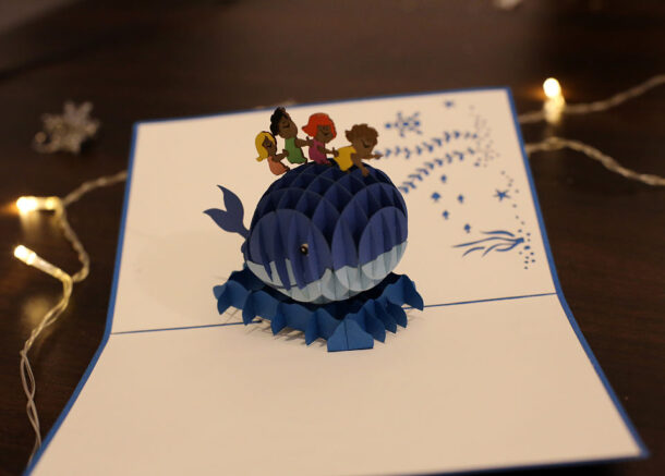 Baleine et enfants-carte Pop Up 3D chez cartepopup.com