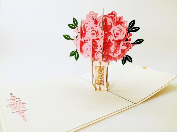 Vase de roses-carte Pop Up 3D, carte de voeux, carte de félicitation, d'amour chez cartepopup.com